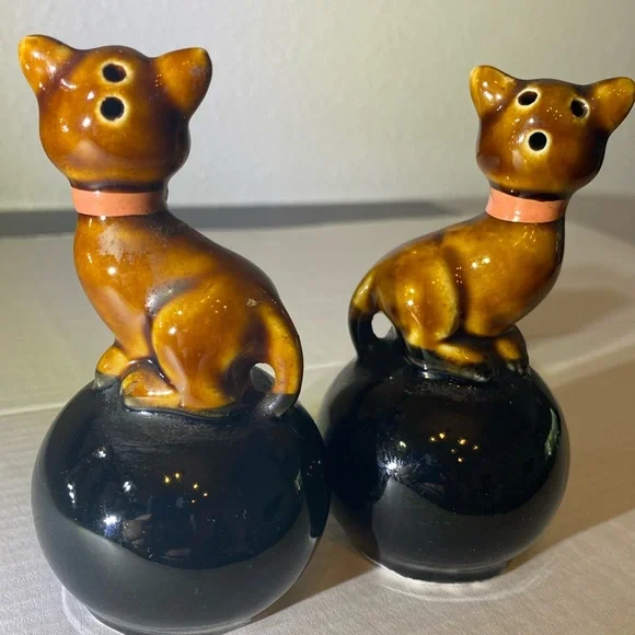 Vintage 50’s Hex Pussycats atop 8 Balls “ They Ward Evil Away” Salt & Pepper Set - Picture 3 of 11